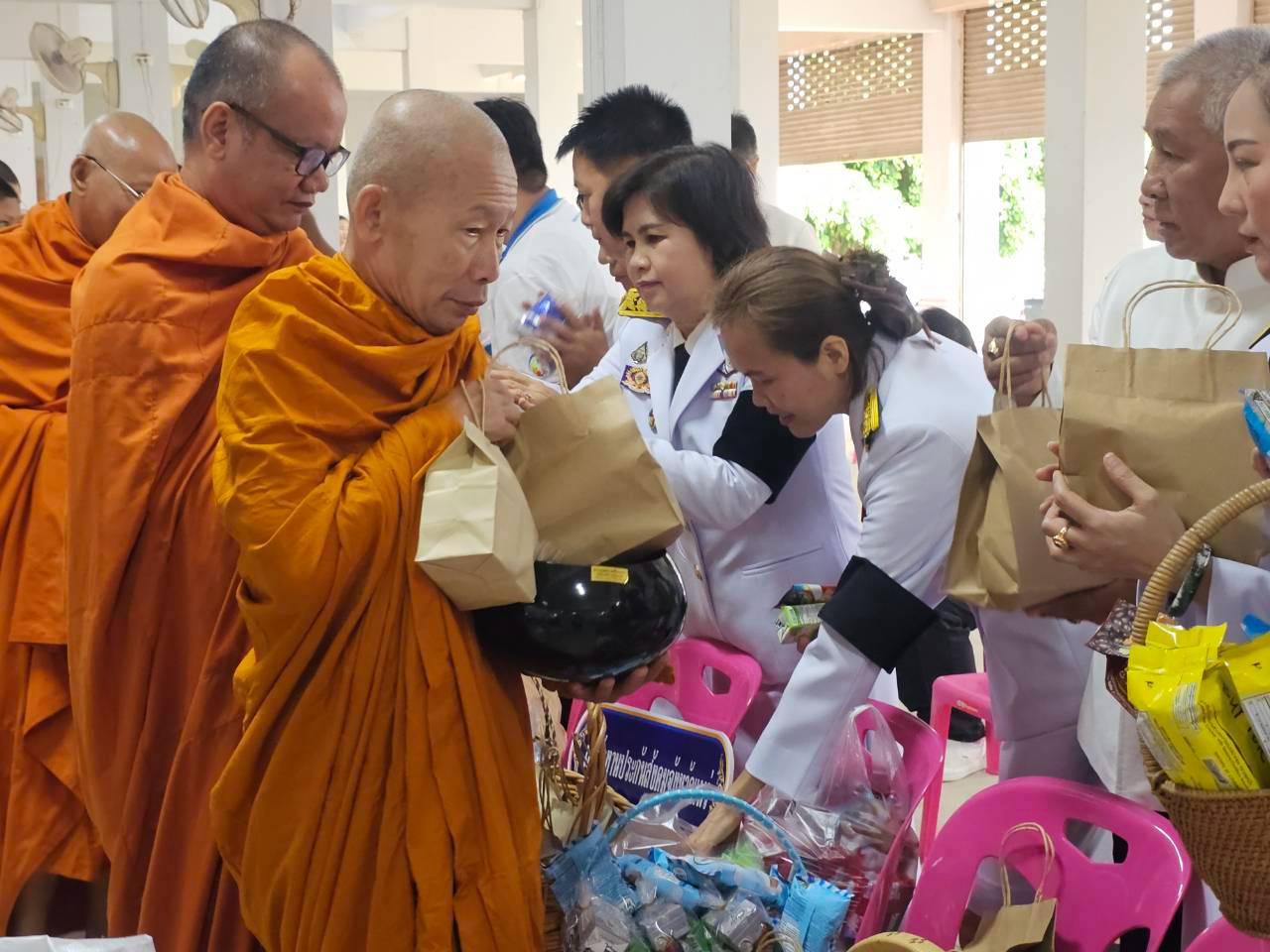 title - ส.ป.ก.แพร่ ร่วมพิธีทำบุญตักบาตรถวายพระราชกุศลและวางพวงมาลา  เนื่องในวันนวมินทรมหาราช 13 ตุลาคม 2569